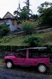 Car;-Colours;-Comoros-Archipelago;-Daily-life;-France;-Indian-Ocean;-Kaleidos;-Kaleidos-images;-La-parole-à-limage;-Laurent-Abad;-Mayotte;-Méhari;-Pink-car;-Road;-Stories-Pictures